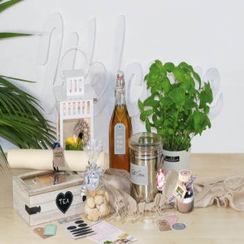 Application image of various gift stickers and tags.