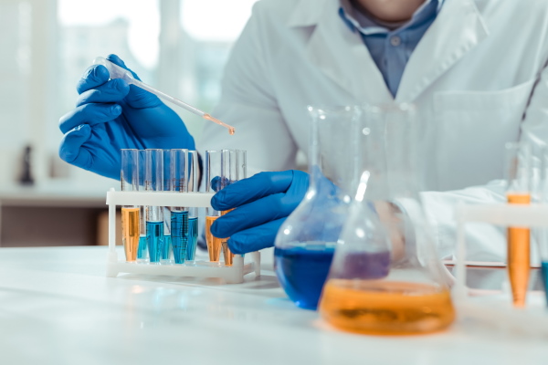 The translation of "Reagenzgläser" is "test tubes.