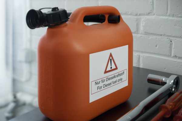 Waterproof foil label on canister