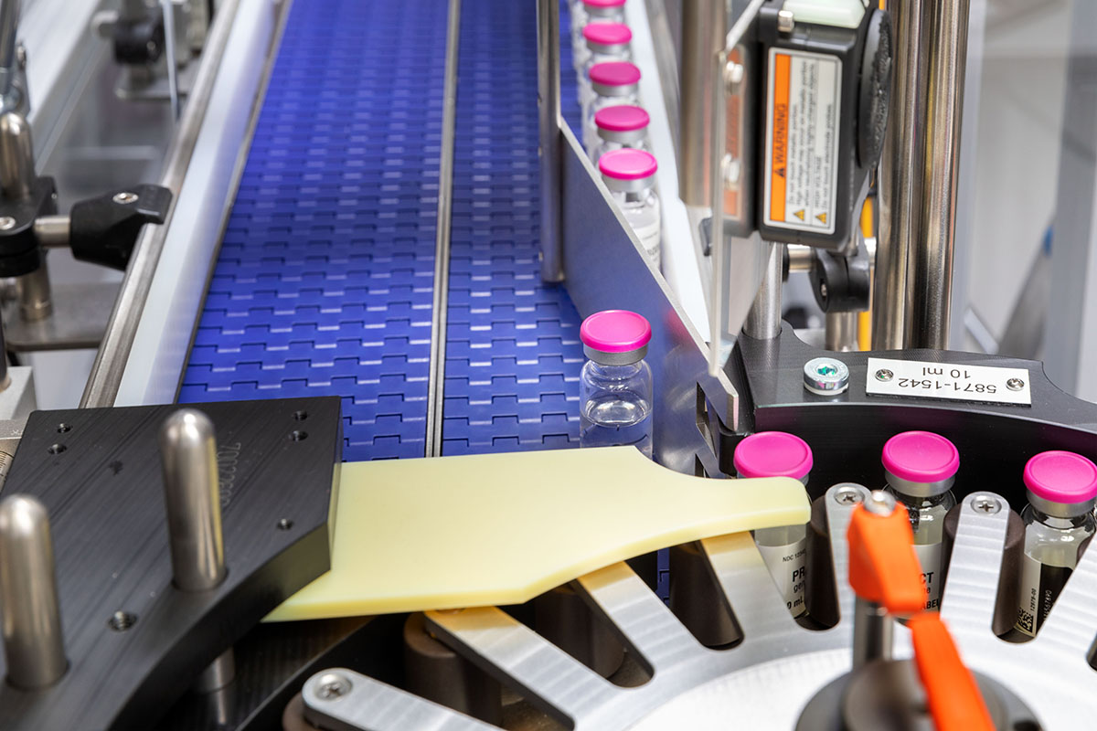 Wrap-around labeler 132M HC for pharma + healthcare | HERMA