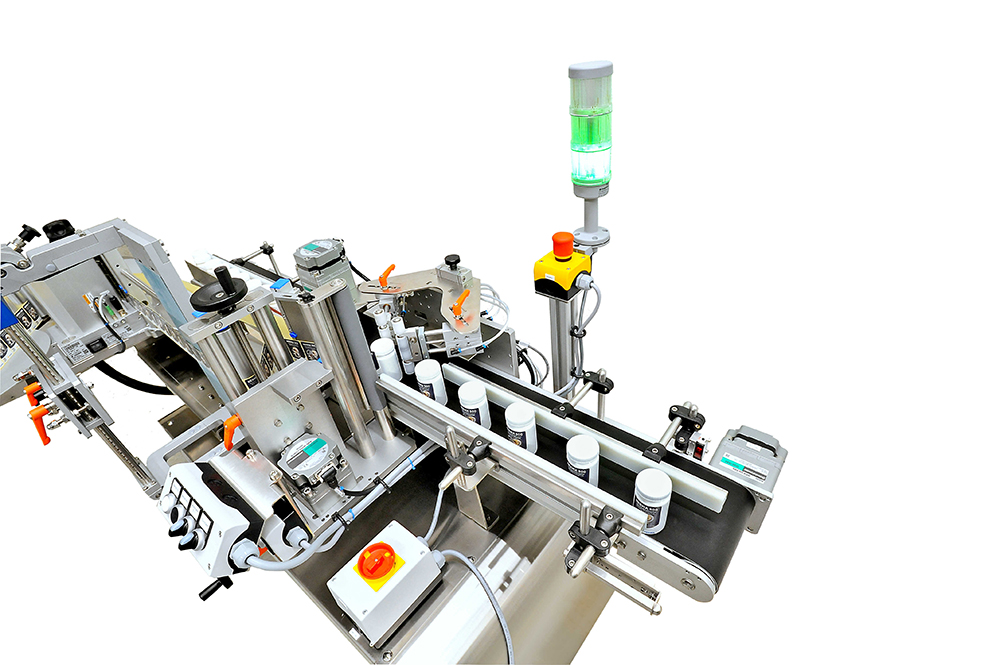Automated bottling system with bottles on a conveyor belt, equipped with control elements and a green status light.