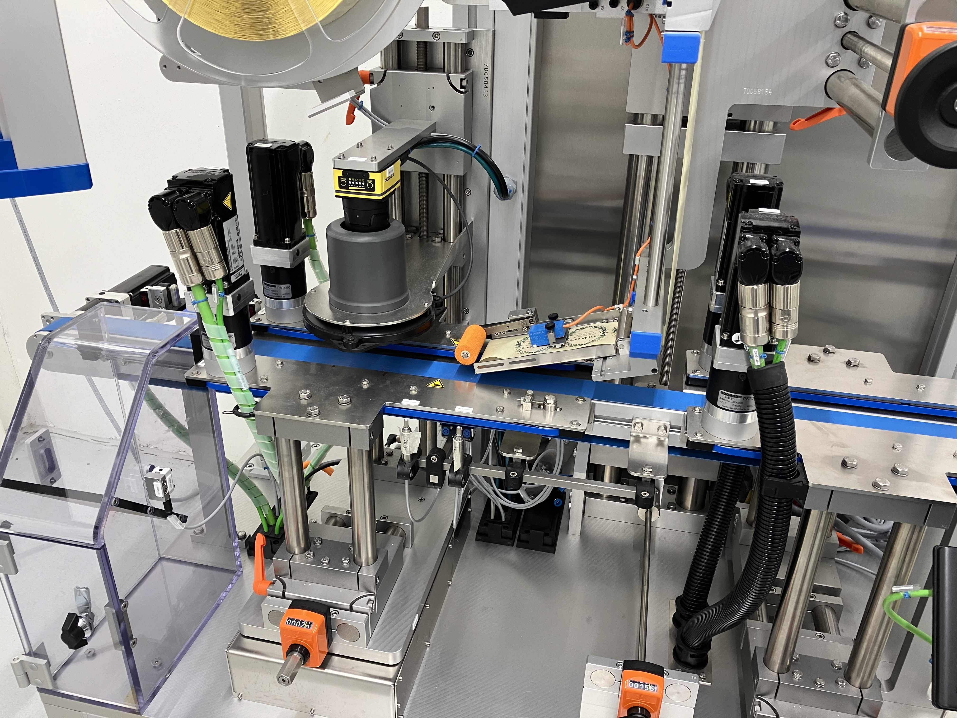 Automatisierte Maschinenkomponenten mit Sensoren und Förderband, die für industrielle Anwendungen konzipiert sind.