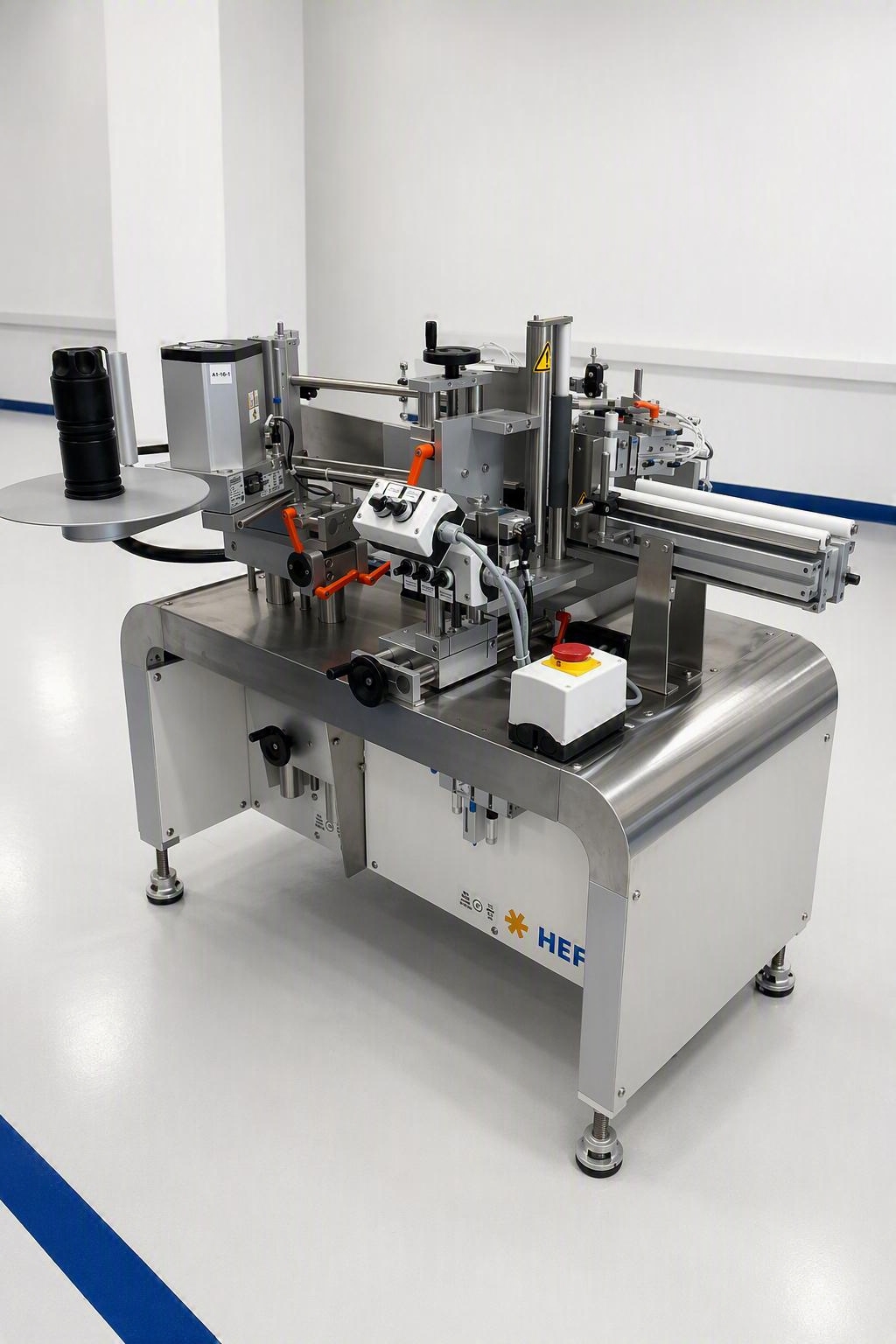 Eine moderne Verpackungsmaschine mit verschiedenen mechanischen Komponenten, einem runden Tisch und einer Steuerungseinheit auf einem sauberen, weißen Boden.