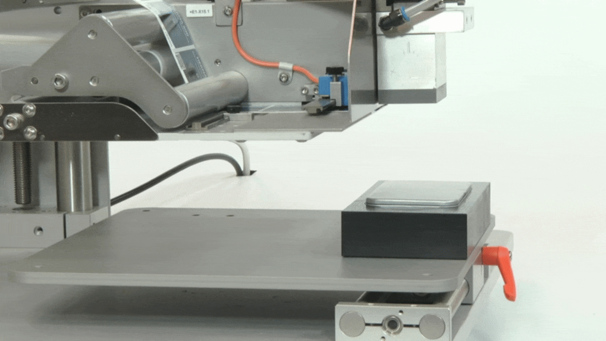 [Translate to English:] HERMA 500 Etikettenübergabe mit Abholzylinder