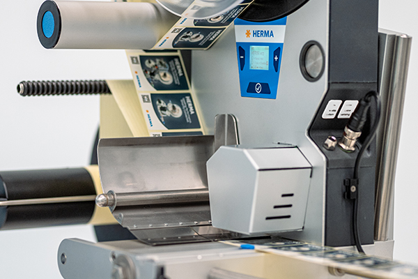 Labeling machine with a digital display and continuous label roll. The machine is designed for labeling products.