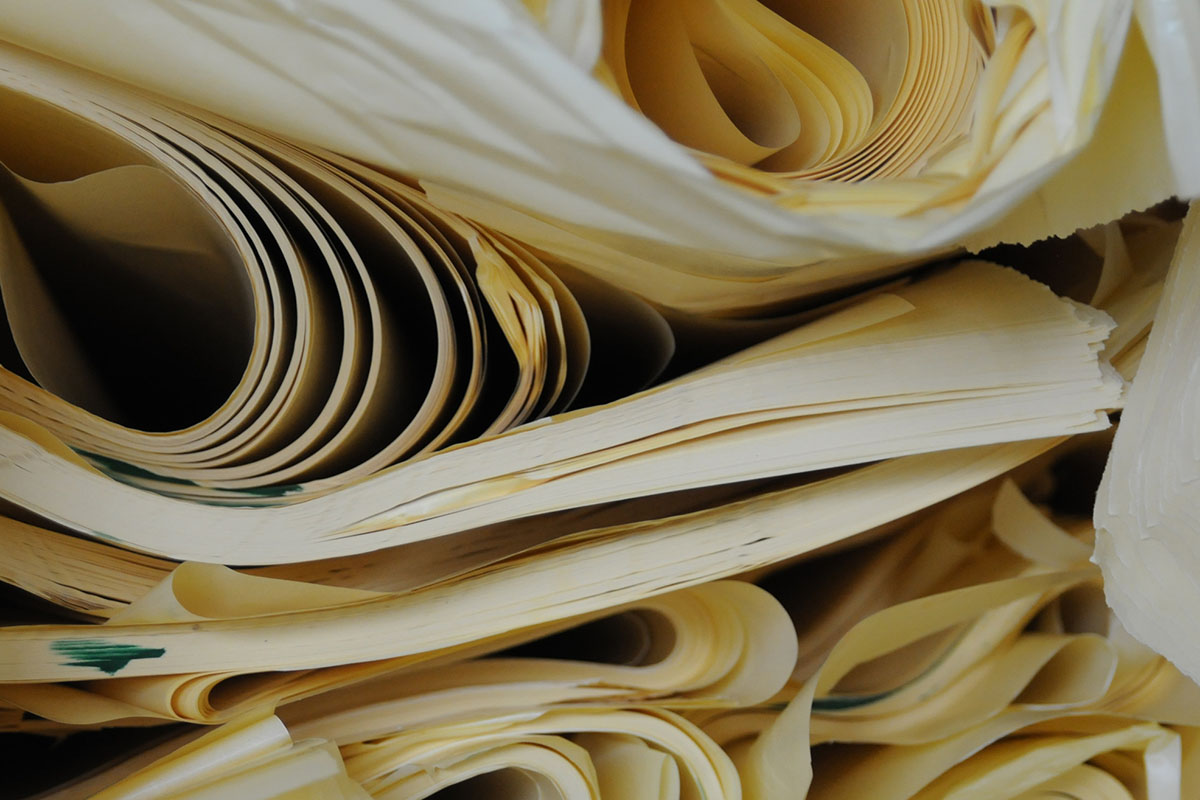 The translation of "Altpapier Rollen" is "Recycled Paper Rolls.
