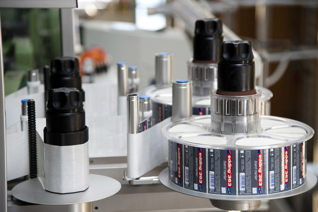 Edding markers with labels, round adhesive application in the HERMA labeler.