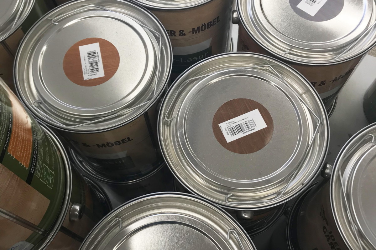 Solutions for the construction materials sector: Labels with printed wood color and subsequent thermal transfer printing on paint can lids.