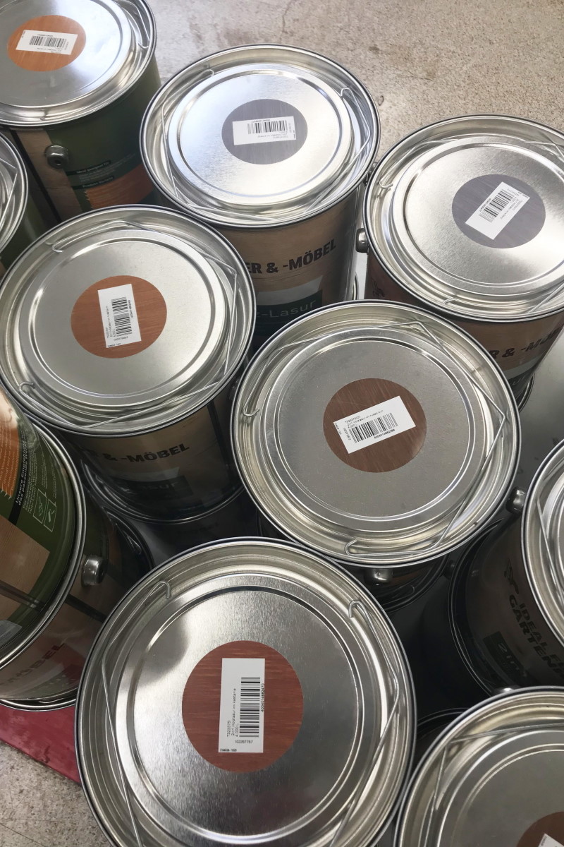 Solutions for the construction materials sector: Labels printed with wood color and subsequent thermal transfer printing on paint can lids.