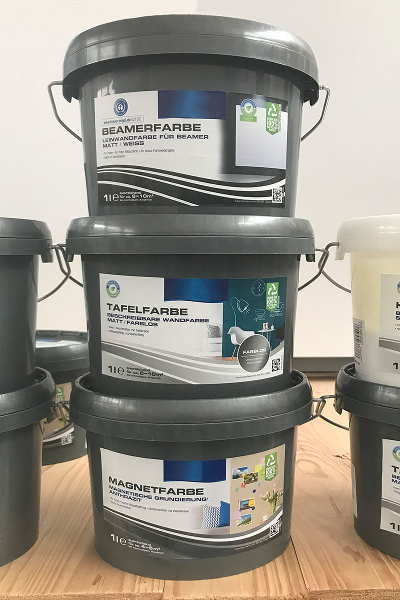 Solutions for the construction materials sector: Digital printing labels on small paint buckets, design for chalkboard paint.