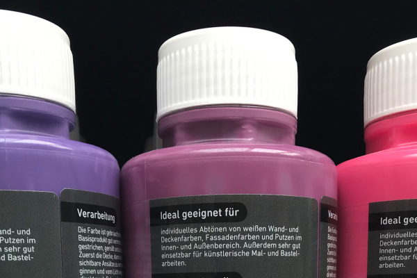 Solutions for the construction materials sector: Digital printed labels on color bottles in the hardware store shelf, detail on the back.