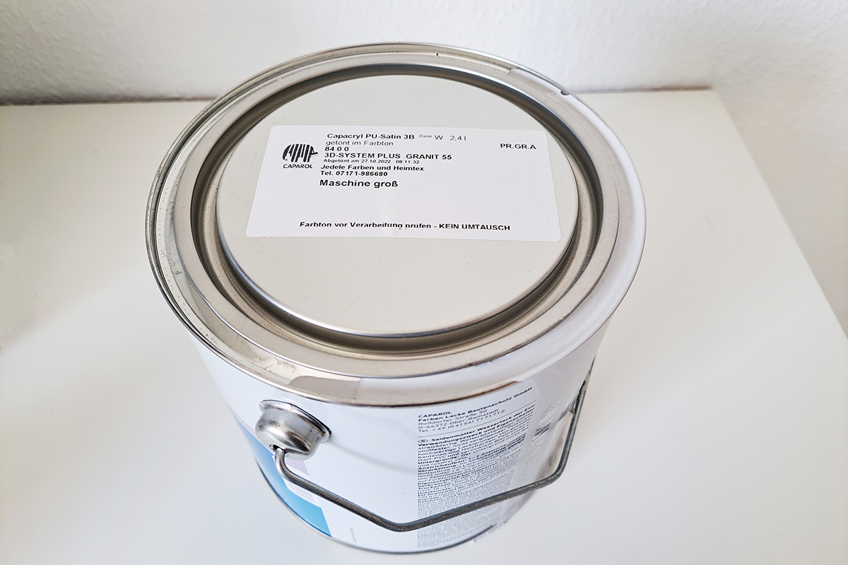 Solutions for the construction materials sector: Thermo-transfer printed content label on a color can with custom-mixed paint at the hardware store.