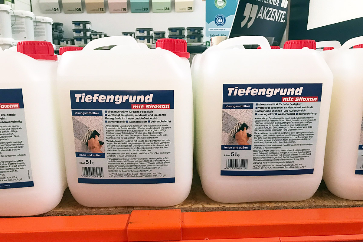 Solutions for the construction materials sector: Digital printed labels on large industrial canisters in the hardware store shelf, featuring a deep primer with siloxane.