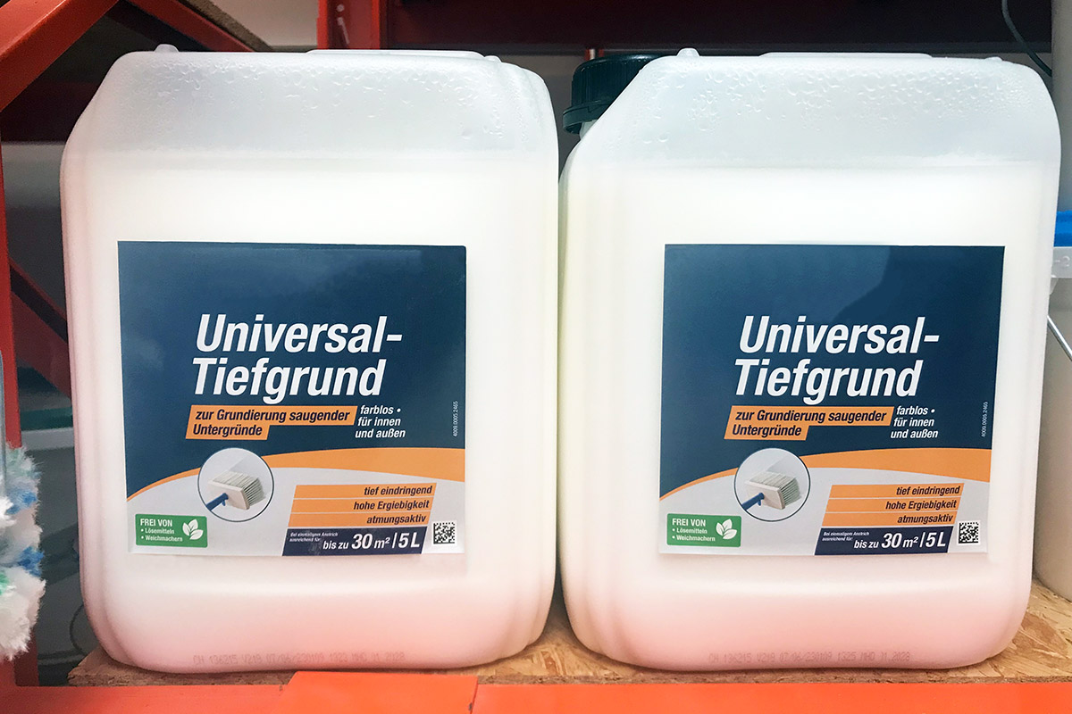 Solutions for the construction materials sector: Digital printed labels on large industrial canisters in the hardware store shelf, featuring a deep primer with siloxane.