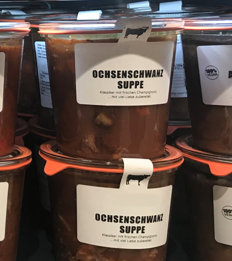 Order roll labels online in digital printing: Combo labels for labeling and sealing ready-made meals in glass jars.