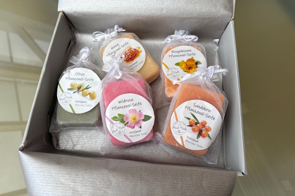 Etsy soap labels: a grey card contains 5 natural labels, each wrapped in a silk pouch. The soap labels feature the Etsy seller logo and a description of the contents.