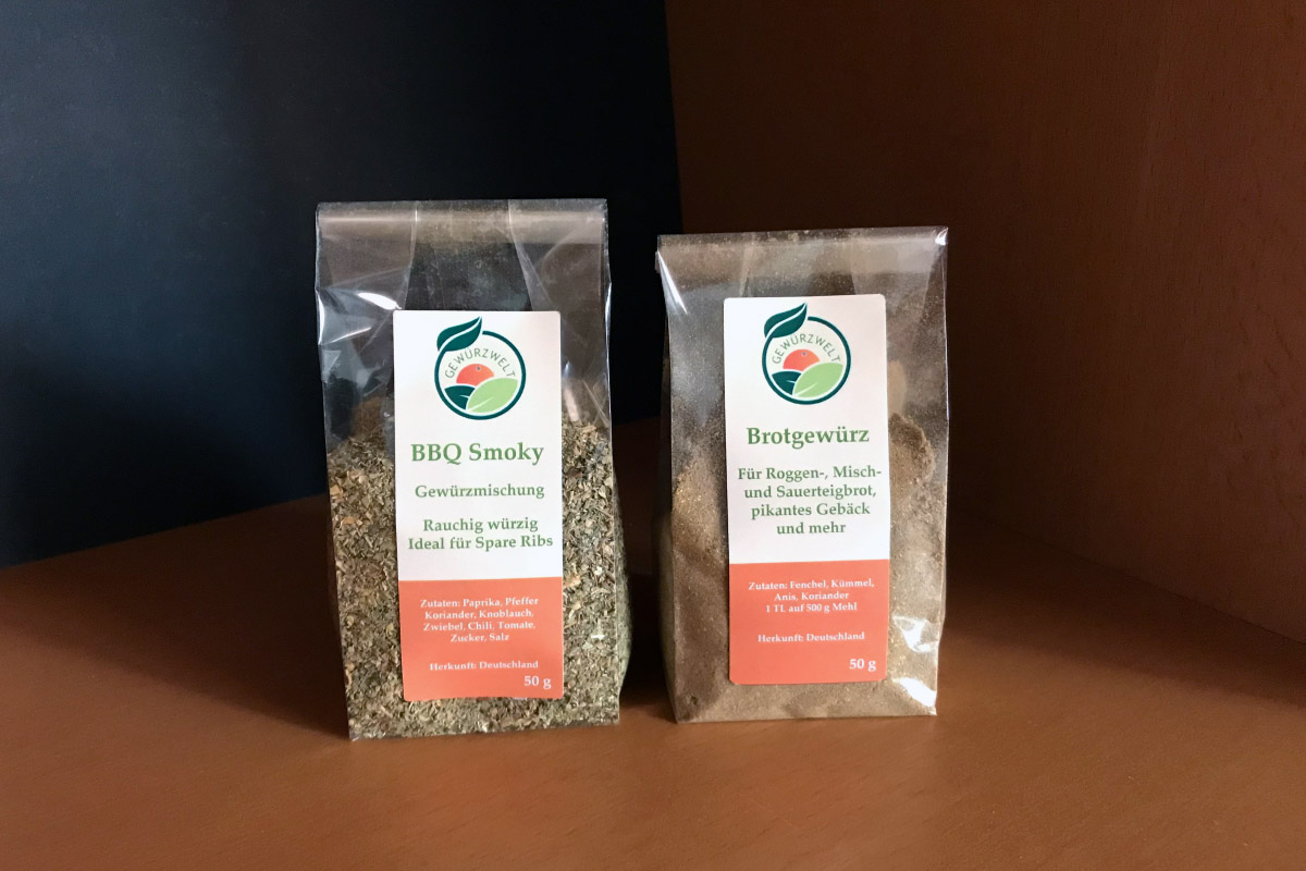 Order roll labels online in digital printing: Spice labels on transparent bags