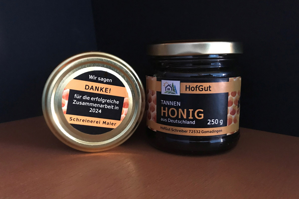 Order roll labels online in digital printing: honey labels, personalized round lid labels, and honey jars with front labels.