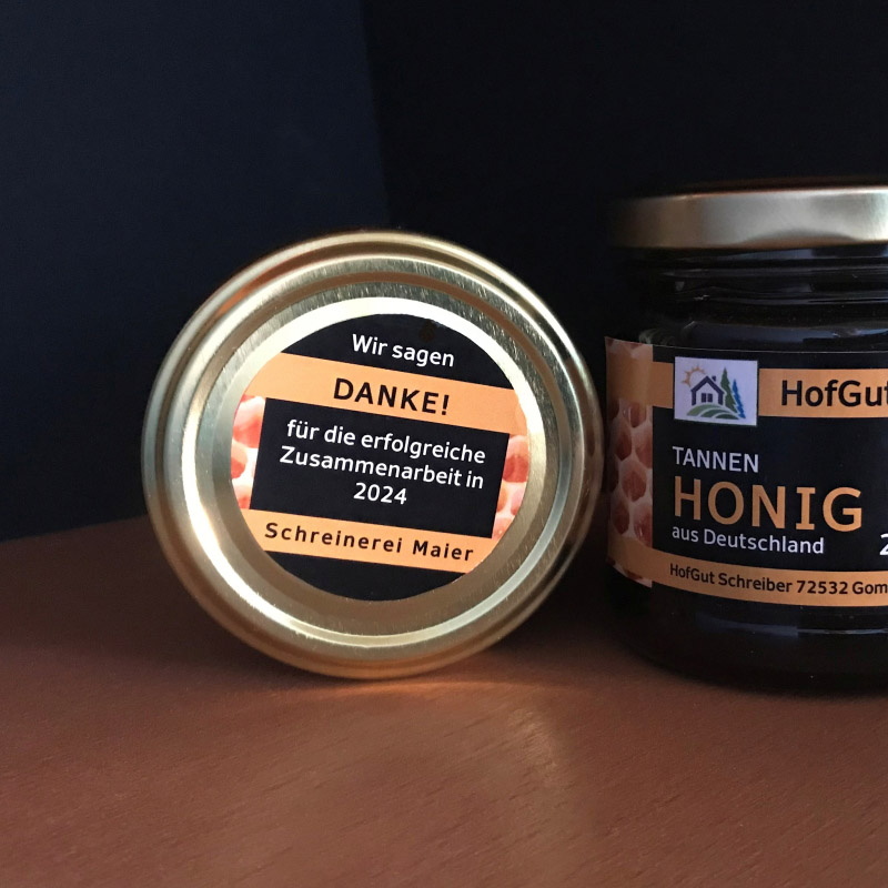 Order roll labels online in digital printing: honey labels, personalized round lid labels, and honey jars with front labels, details.