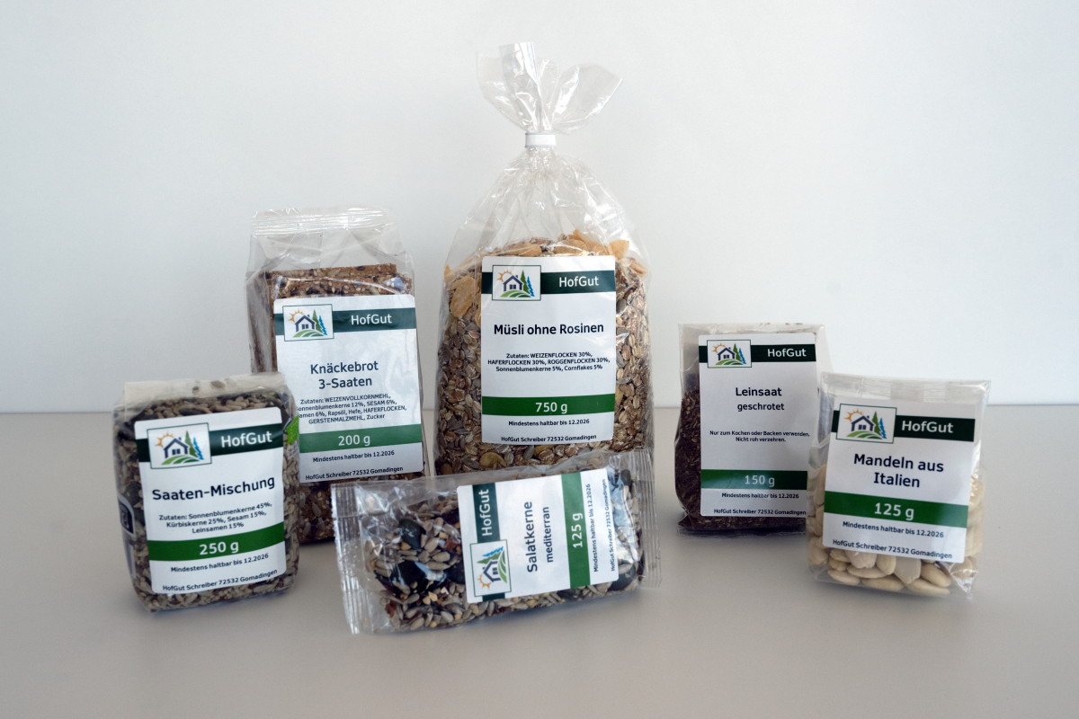 Order digitally printed roll labels online: Various packaging for dry foods, including muesli, seed mixes, and almonds, featuring digitally printed labels.