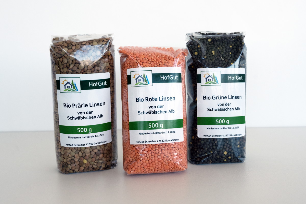 Order digitally printed roll labels online: Three bags of organic lentils in different colors: brown, red, and green lentils, with digitally printed labels.
