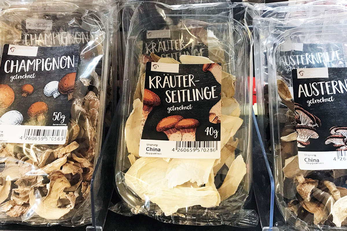Order digitally printed roll labels online: Packaging with dried mushrooms (button mushrooms, king oyster mushrooms, and oyster mushrooms), featuring digitally printed labels.