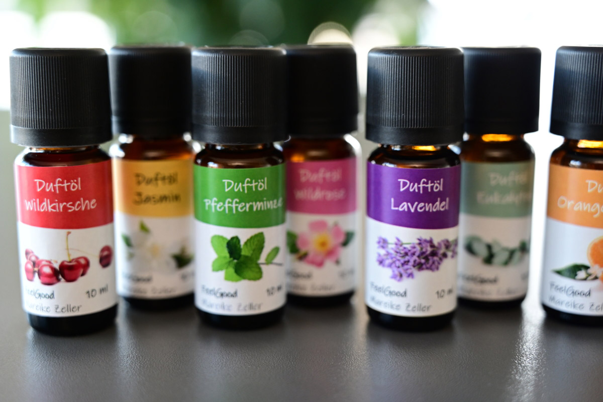 Order roll labels online in digital printing: various essential oils in small bottles.
