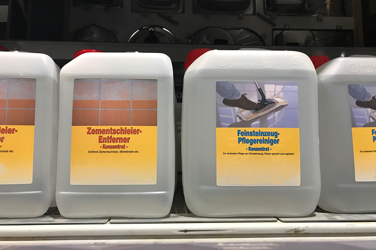 Solutions for the construction materials sector: Digital printed labels on industrial containers, various sizes, design for cement haze remover and porcelain stoneware care products.