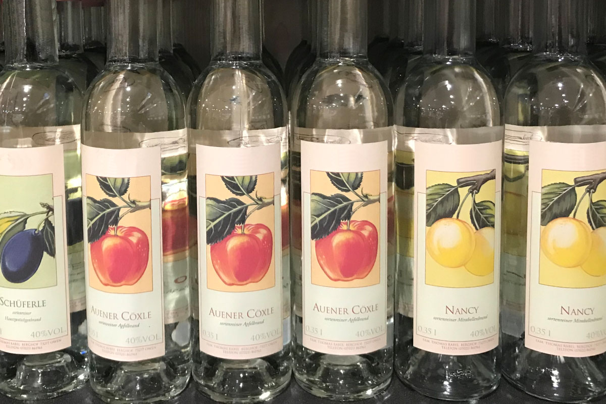Order roll labels online in digital printing: Snap labels on bottles on the shelf.