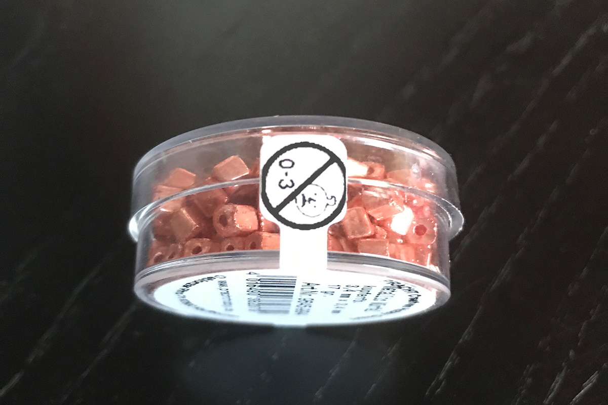 Two-in-one product label and closure labels, custom-shaped labels on pearl cans, printed using thermal transfer.