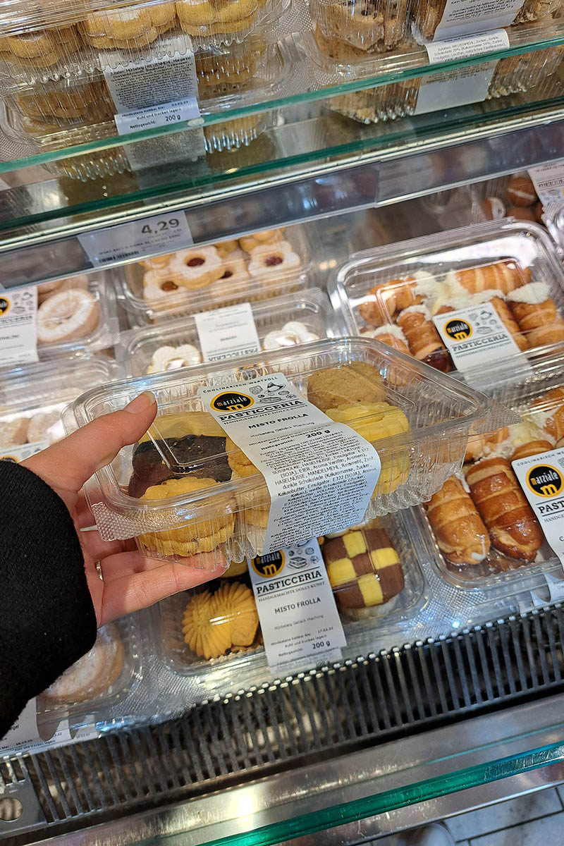 Food Solutions: Two-in-one product and closure label, pre-printed in color, later printed with thermal transfer including content, MHC, barcode, on clamshell packaging for baked goods.