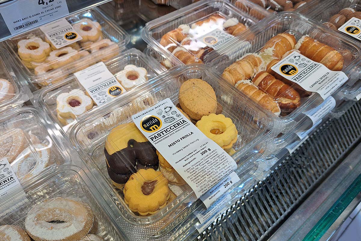 Food Solutions: Two-in-one product and closure label, pre-printed in color, subsequently thermotransfer printed with content, MHC, barcode, on clamshell packaging for baked goods.