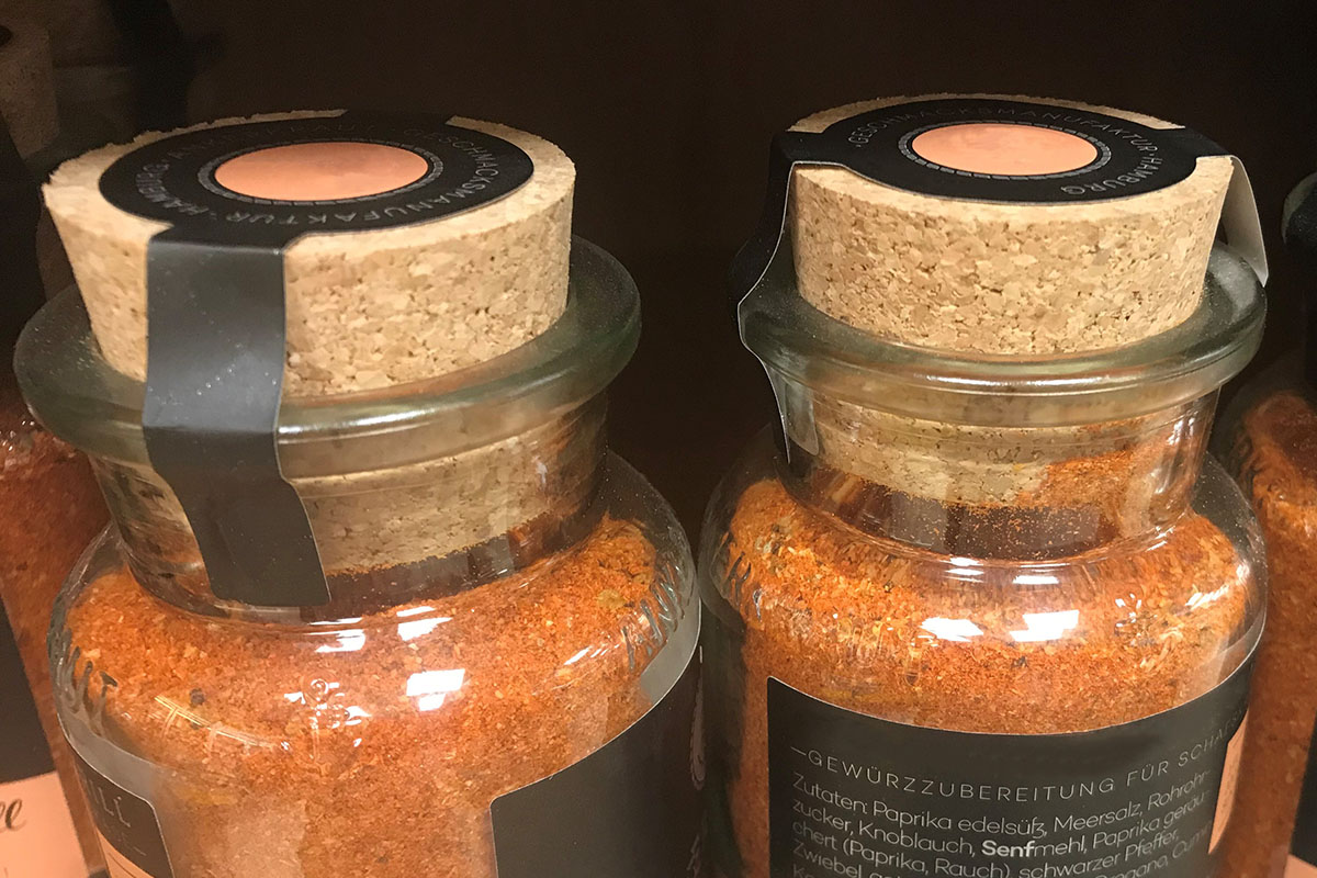 Food Solutions: Two-in-one product and closure label, special shape with side flaps, color printed on cork lid (spice jar)