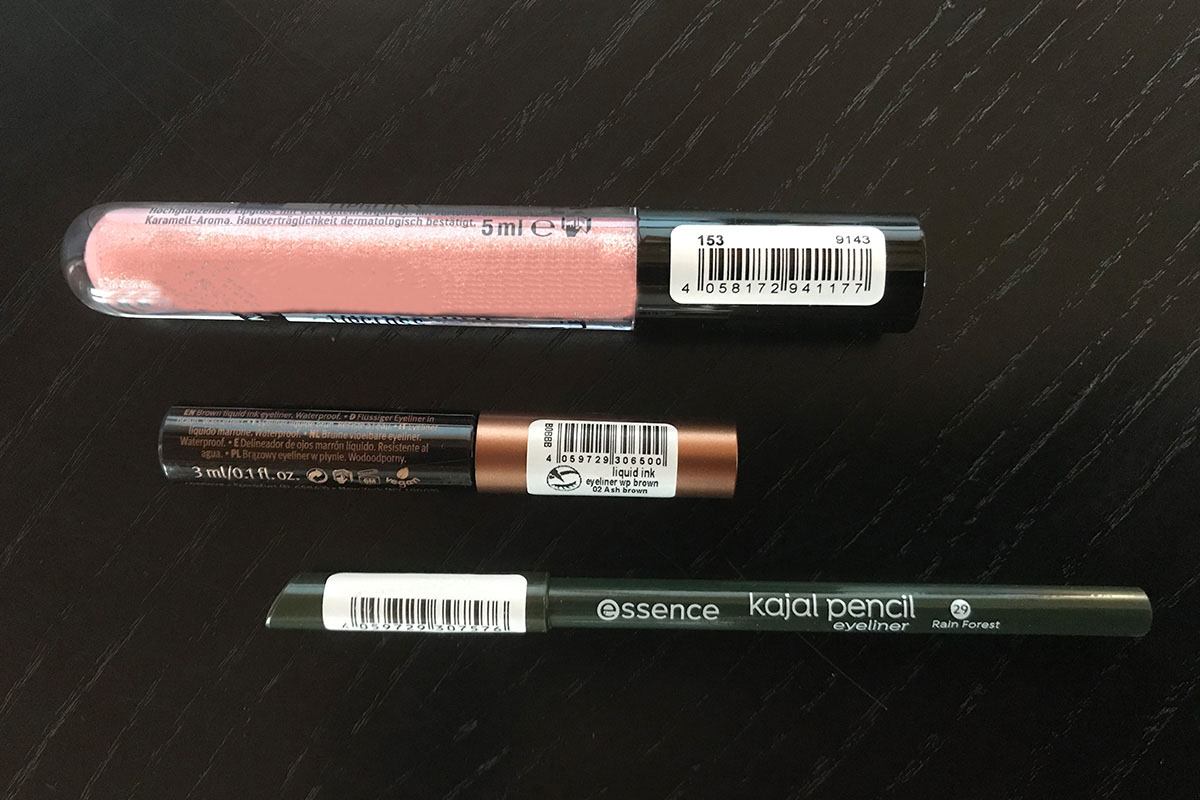 Solutions for Pharma and Cosmetics: Labeling of cosmetic pencils and tubes for lipstick and mascara with barcode labels.