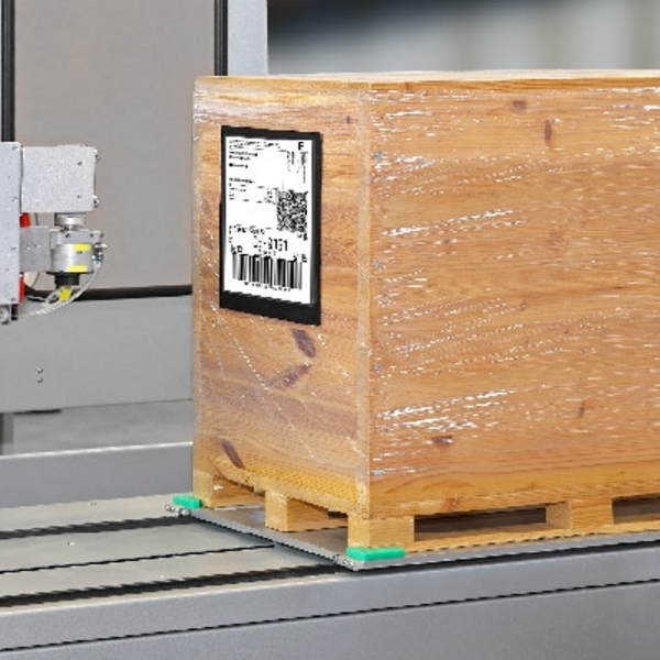 HERMA InNo-Liner: The HERMA pallet label is applied to the shrink-wrapped pallet in a labeling unit.