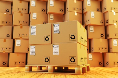 HERMA InNo-Liner: Shipping packages on pallets in the warehouse with linerless labels.