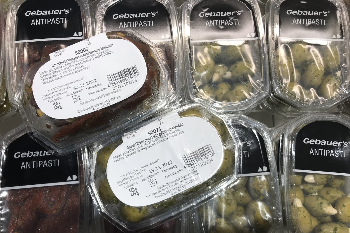 Sustainable Labels: Wash-off Labels on Clamshell Packaging with Antipasti