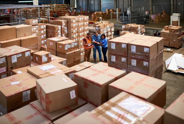 Shipping and pallet labels: Warehouse with stacked shipping boxes, marked multiple times with labels.