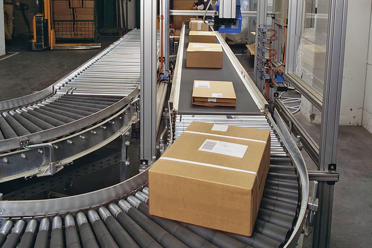 Shipping and pallet labels: Shipping labels on strapped cartons, on conveyor belts in logistics.