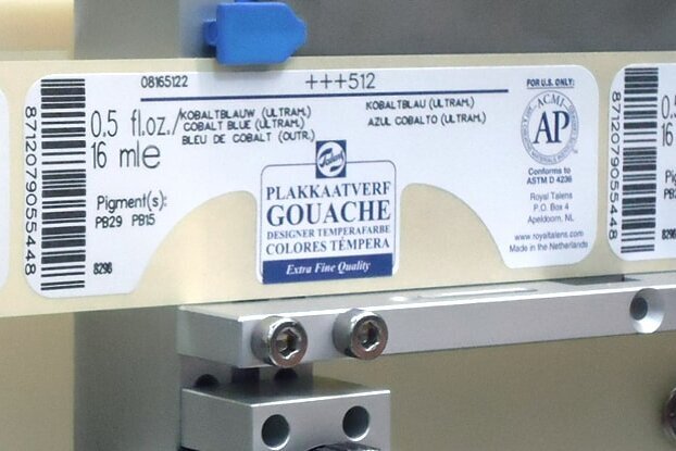 Laser-activatable labels for color bottles, in the production process, landscape format.