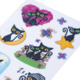 Bunte Aufkleber mit verschiedenen Katzenmotiven, darunter sitzende Katzen, Blumen und Sterne, auf einem weißen Hintergrund.