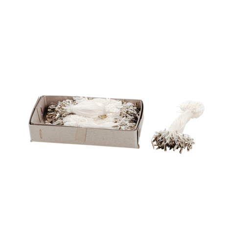 Eine Schachtel mit weißen Schnüren und silbernen Clips, einige Schnüre sind herausgezogen und liegen daneben.