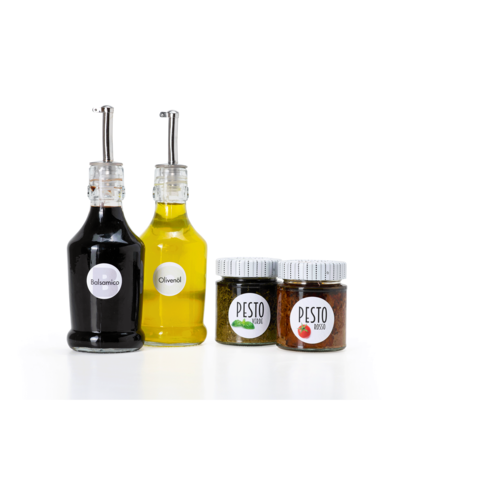 Zwei Flaschen mit Balsamico und Olivenöl sowie zwei Gläser Pesto in verschiedenen Sorten auf einem weißen Hintergrund.