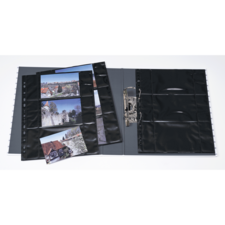 Ein offenes Fotoalbum mit mehreren Seiten, die Landschafts- und Architekturaufnahmen zeigen, sowie einer einzelnen Fotokarte.