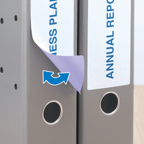 Zwei Aktenordner stehen nebeneinander, einer mit dem Titel "Business Plan" und der andere mit "Annual Report". Ein Teil des Deckels ist umgeklappt.