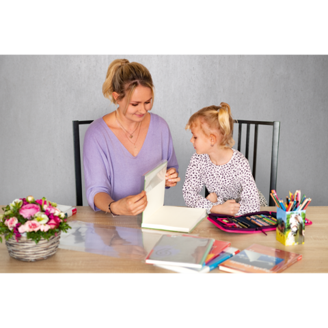 Eine Frau und ein kleines Mädchen sitzen an einem Tisch, während sie gemeinsam an einem Kunstprojekt arbeiten. Blumen und Bastelmaterial sind sichtbar.