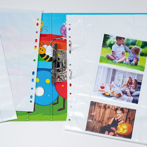 Ein farbenfrohes Album mit transparenten Hüllen und Bildern von Kindern bei verschiedenen Aktivitäten, darunter Essen und Spielen.