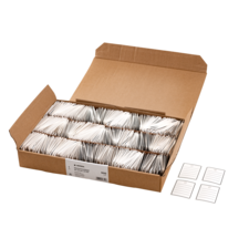 Ein Karton mit zahlreichen weißen Karteikarten, daneben vier leere Karteikarten mit Linien.