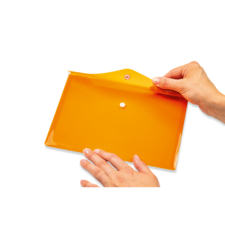 Eine Person hält eine orangefarbene, transparente Mappe mit zwei Druckknöpfen, während sie den Deckel öffnet.