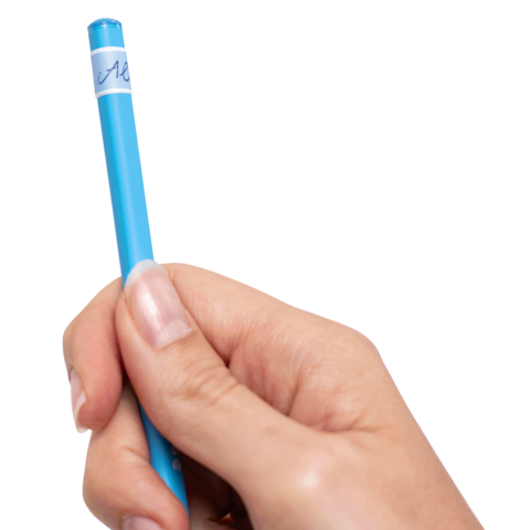 Eine Hand hält einen blauen Stift mit einer weißen Kappe, auf der eine Unterschrift oder ein Name steht.